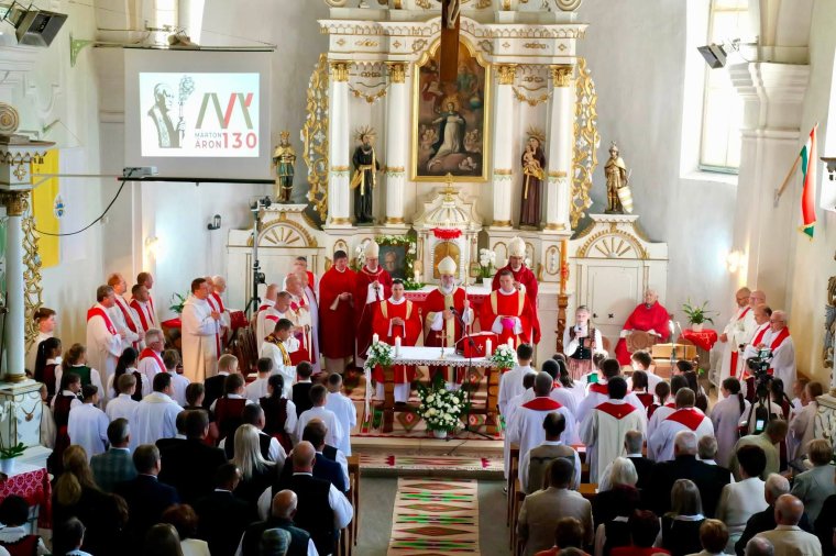 „Márton Áron itt van köztünk” – Nagyszabású ünnep Csíkszentdomokoson Erdély püspöke tiszteletére