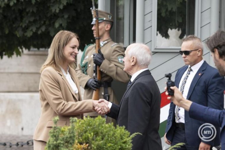 Államfői hivatalába lépett Baka András