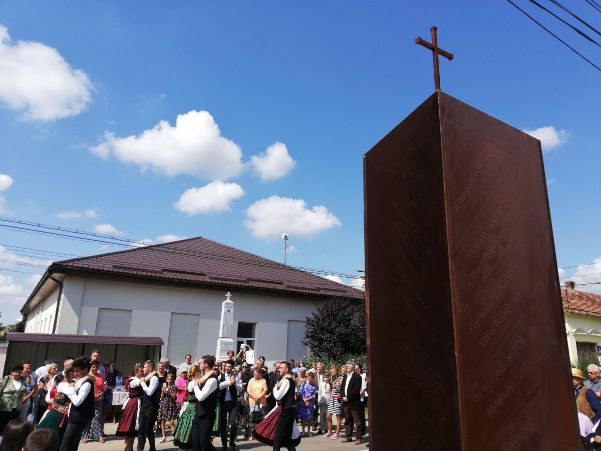 A település gróf Mailáth György országbíró (1786–1861) emlékezetére kapta a Majláthfalva nevet. A betelepítés 200. évfordulóján, 2019-ben vas emlékművet állítottak a templom előtt az elődök tiszteletére &bullet;  Fotó: Pataky Lehel Zsolt