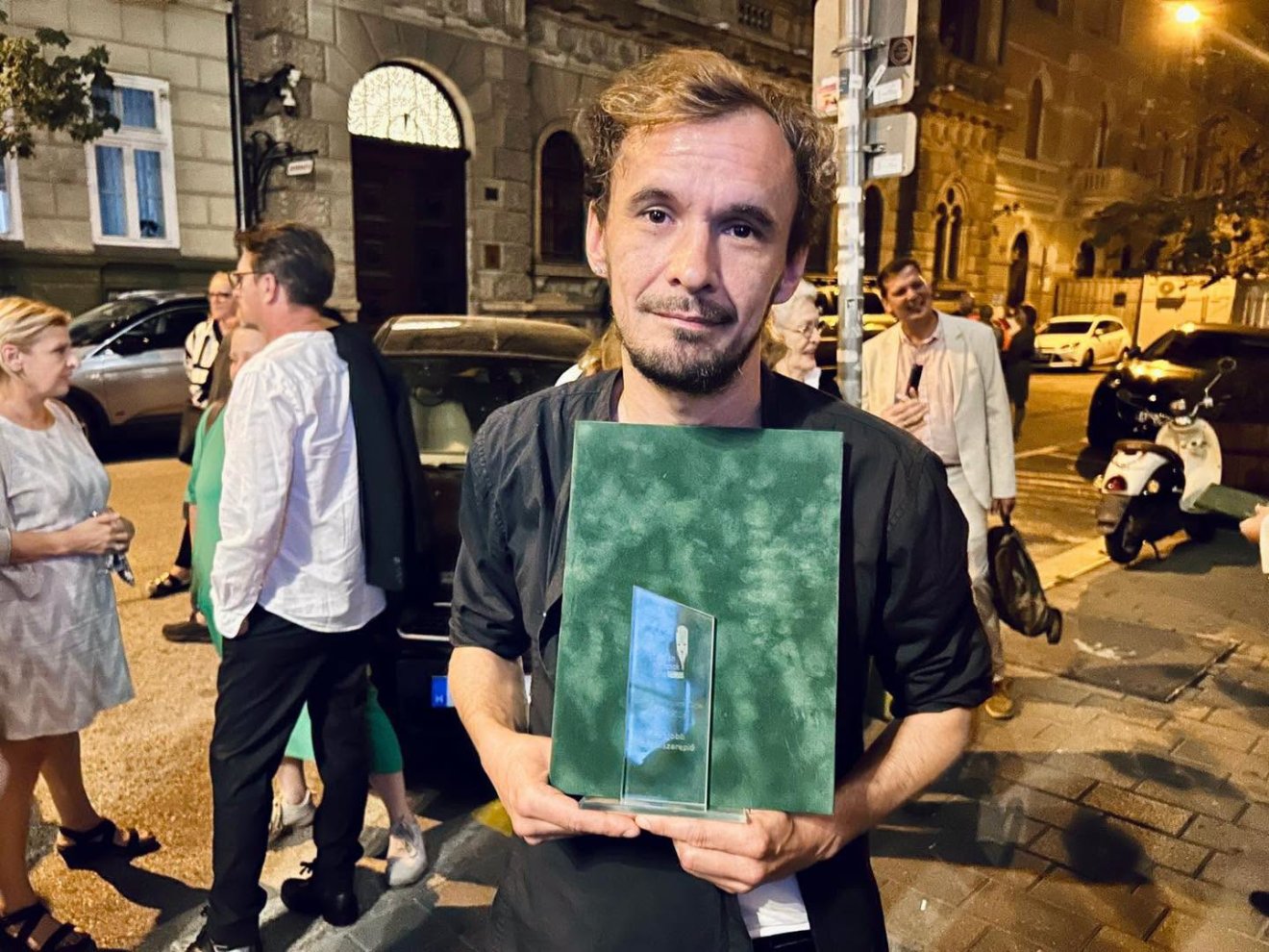 művész