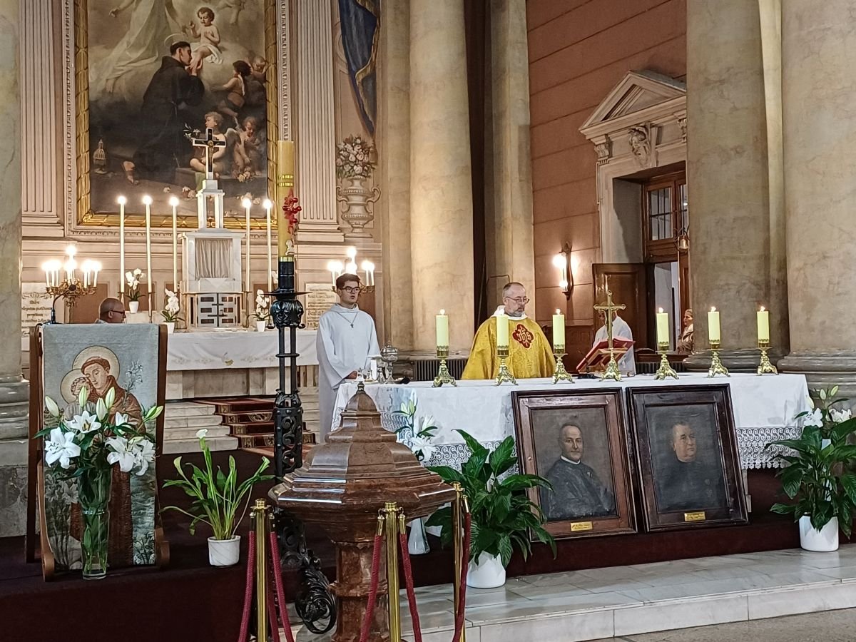 Prenkiewicz Artur atya celebrálta a szentmisét. Előtte a Lakatos Ottó és Csák Alajos Cirjék néhai tartományfőnököket ábrázoló festmények &bullet;  Fotó: Pataky Lehel Zsolt