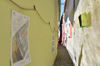Hosszúra nyúlt a lezárás: végre megújulhat Brassó legendásan keskeny utcája