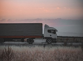 Szerelem a raktérben: így járt túl a Securitate eszén az erdélyi lány és az angol kamionsofőr