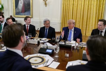 Az MI „alkotmánya”: az aggodalmak nyomán Trump összehozta a techcégeket, hogy megállapodjanak a technológia ellenőrzéséről