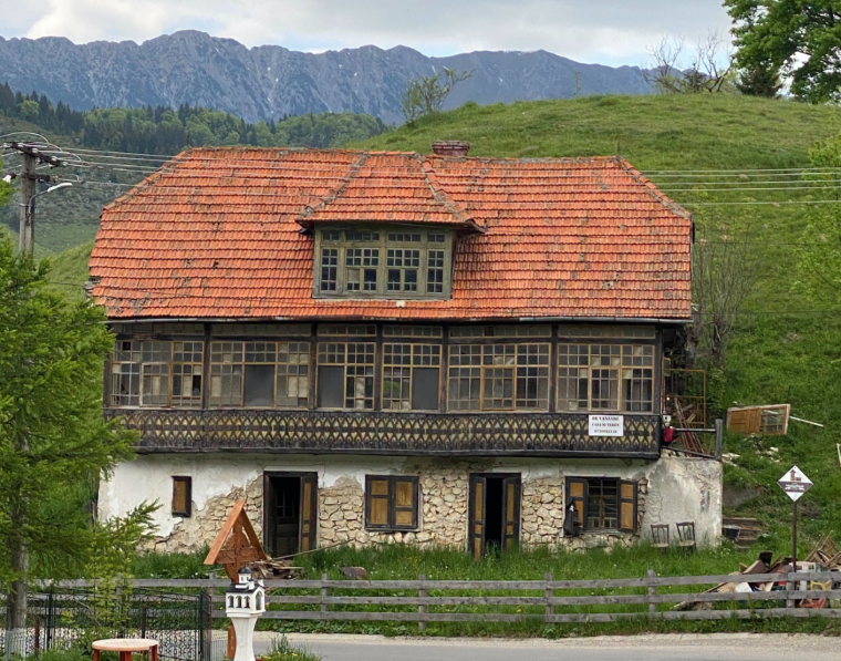 Károly brit uralkodó tiszteletére nyílik angol pub egy erdélyi faluban