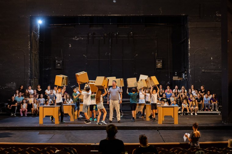 Mit adhat egy jó tanár a tudáson túl? Gyerekszereplős „csodaiskolával” nyit a Kolozsvári Magyar Opera