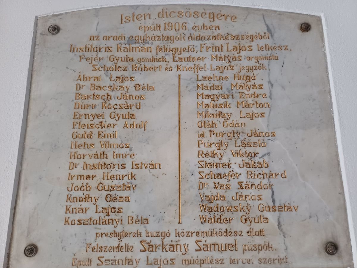 Az 1906-os templomszentelés márvány emléktáblája a bejárat mellett &bullet;  Fotó: Pataky Lehel Zsolt