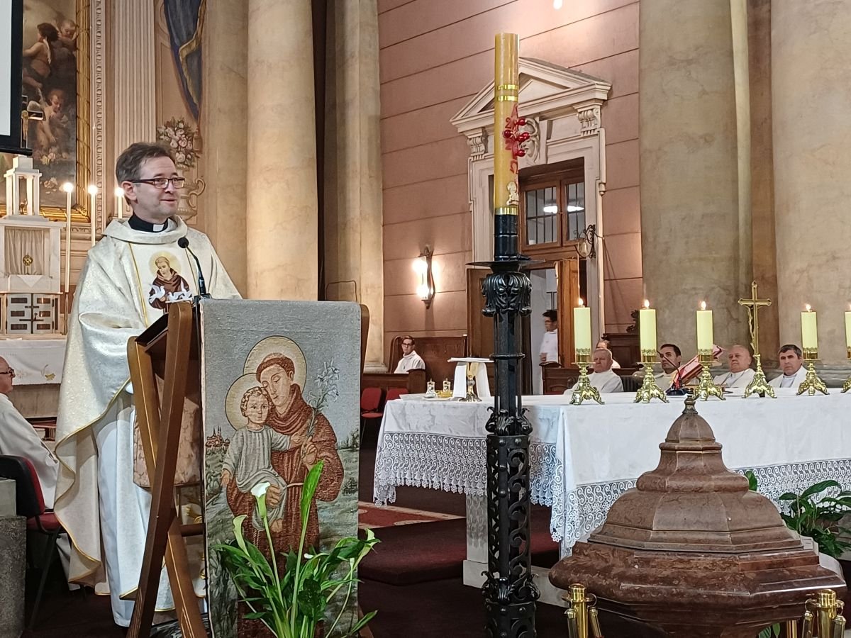 Liszkai Tamás szarvasi plébános „Pax et bonum” köszöntéssel üdvözölte az aradi híveket &bullet;  Fotó: Pataky Lehel Zsolt