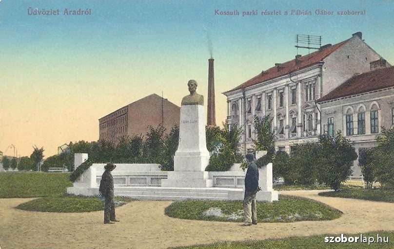 Reprodukció archív felvételről, amikor még eredeti helyén állt a Fábián-szobor &bullet;  Fotó: szoborlap.hu