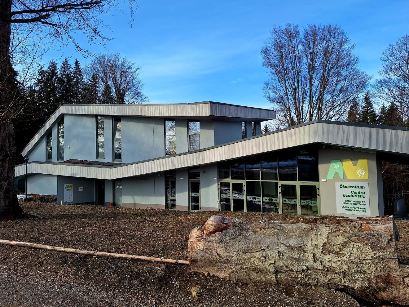 A Szent Anna-tó – Mohos-tőzegláp Ökocentrum a magyar állam támogatásával jött létre azzal a céllal, hogy modern, élményalapú formában mutassa be az egyedülálló természeti kincseket &bullet;  Fotó: Pro Szent Anna Egyesület