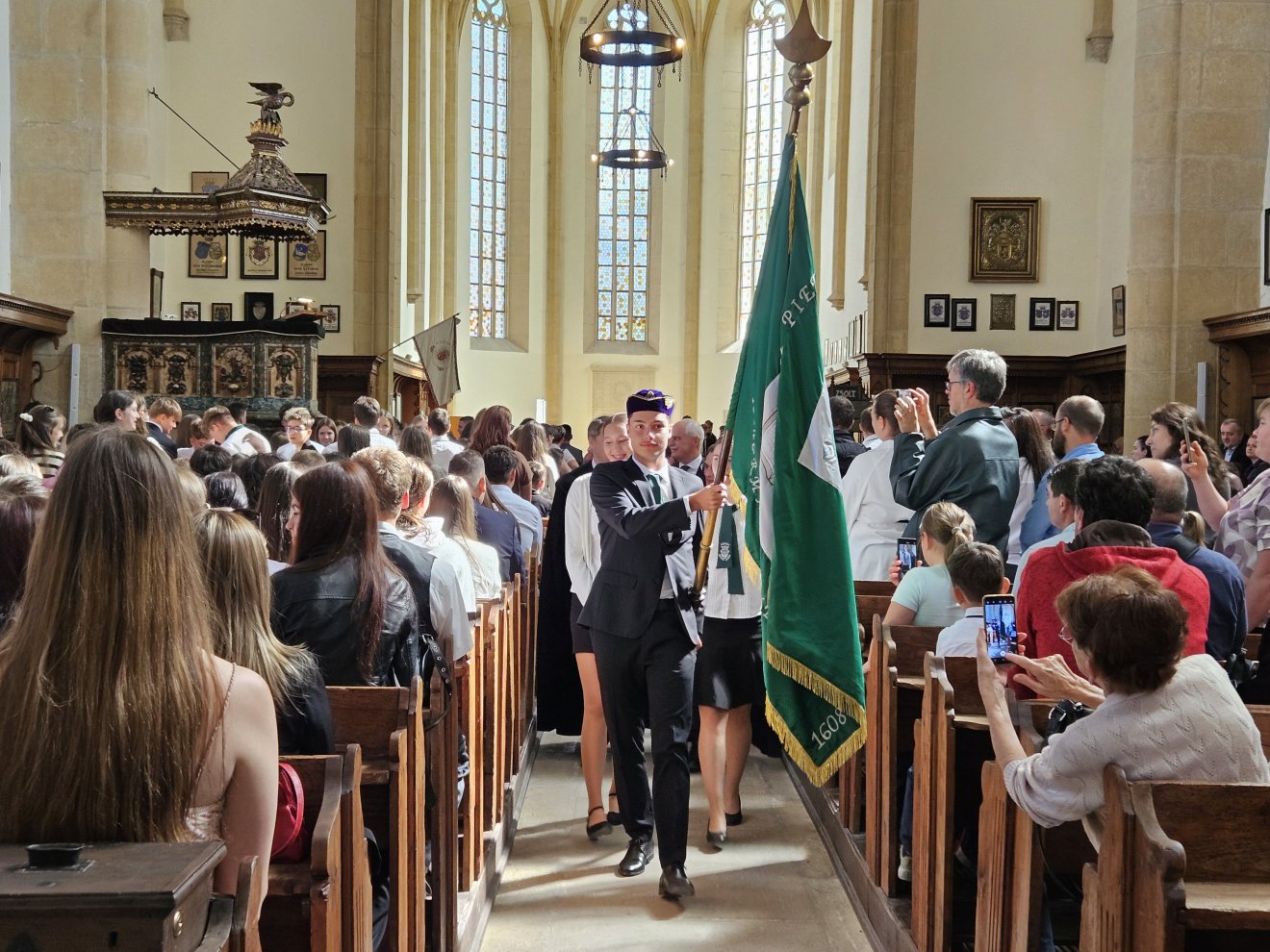 Erdélyben hagyomány: tanévnyitó a Farkas utcai református templomban