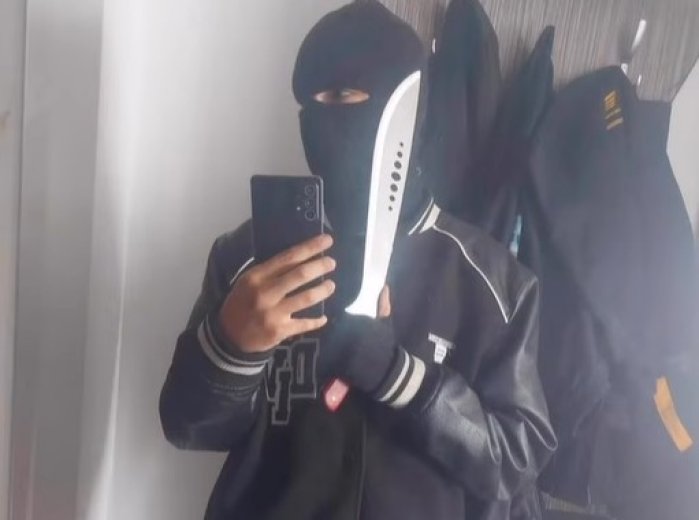 Terrorista célú fenyegetéssel gyanúsítják a bangladesi futár korábbi támadóját
