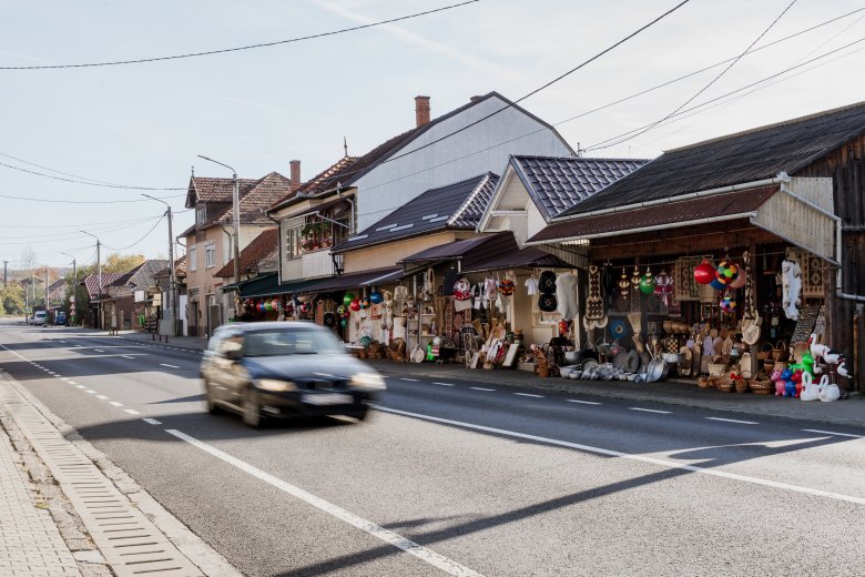 Kiürülő standok, fogyatkozó vásárlók: leáldozóban Körösfő híres kézműves-kereskedelme