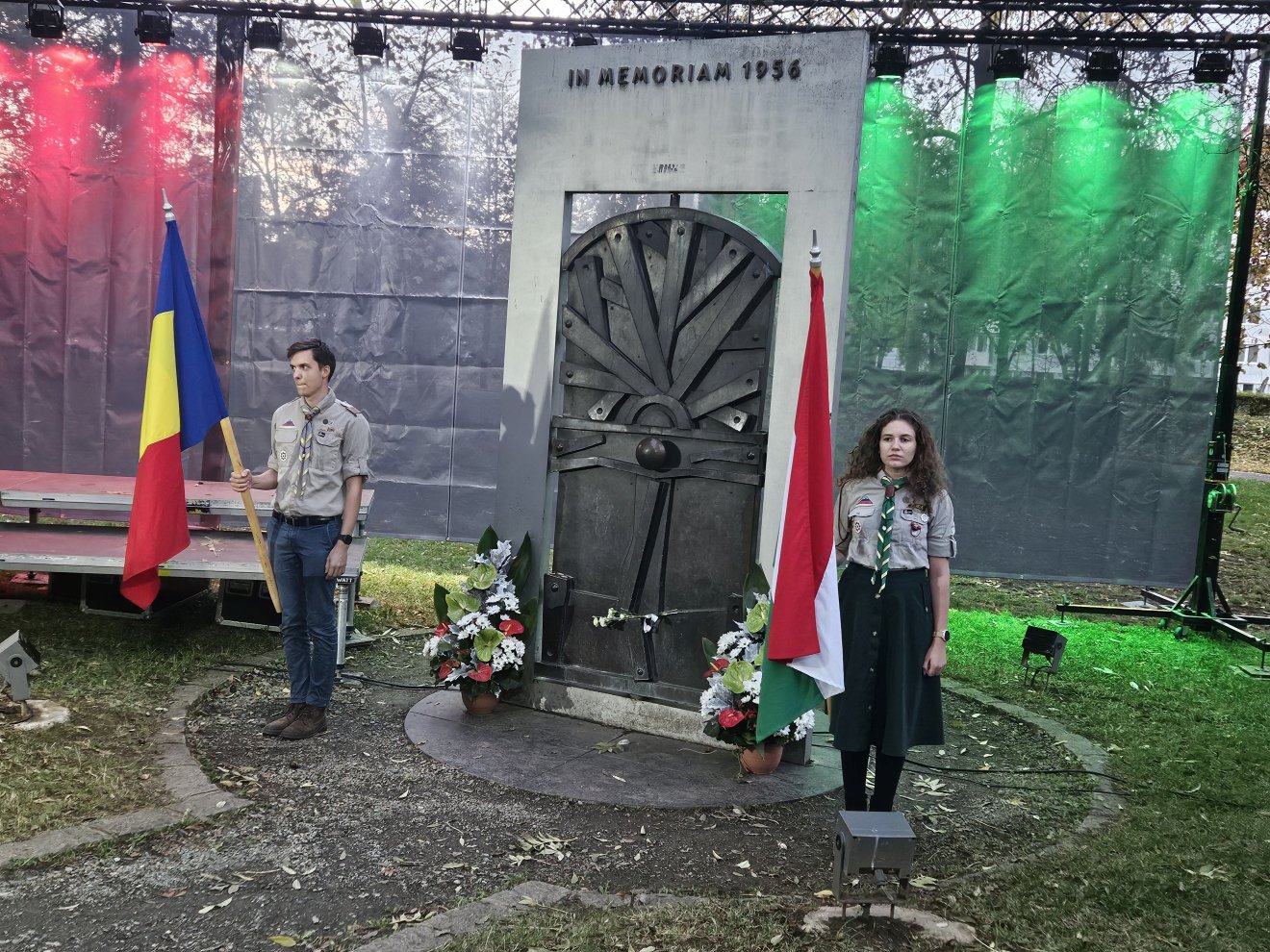 Elszalasztott lehetőség. Román és magyar zászló az ’56-os forradalom Sétatéri emlékművénél Kolozsváron