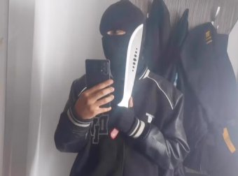 Terrorista célú fenyegetéssel gyanúsítják a bangladesi futár korábbi támadóját
