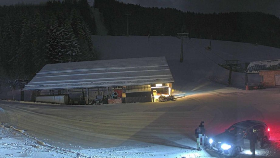 Ausztria: csomagtartóba rejtve próbálta elvinni a sípálya mellől lopott széfet két román állampolgár