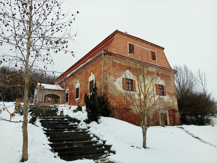 Barabássy-kúria: romjaiból újult meg, továbbra is őrzi Héderfája legtekintélyesebb lakójának örökségét