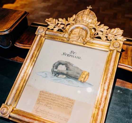 Ünnepélyesen átadták a restaurált Szent Jobb-kegyképet Nagyváradon