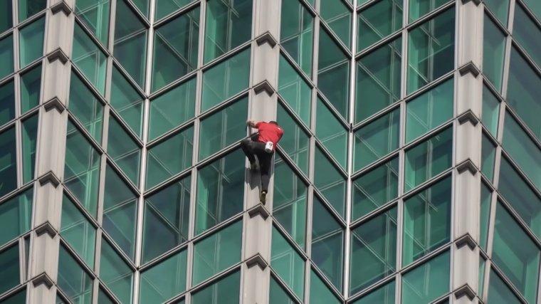 Biztosítókötél nélkül mászta meg az 508 méteres felhőkarcolót egy extrém sportoló (Videó)