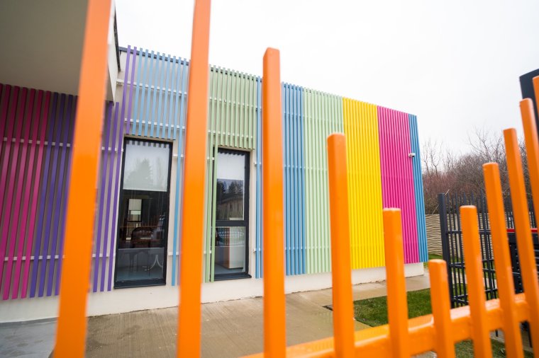 Bölcsődét avattak Lugoson – Cseke Attila: a fejlesztési tárca 3220 új bölcsődei helyet hozott létre a tervezett 4500-ból