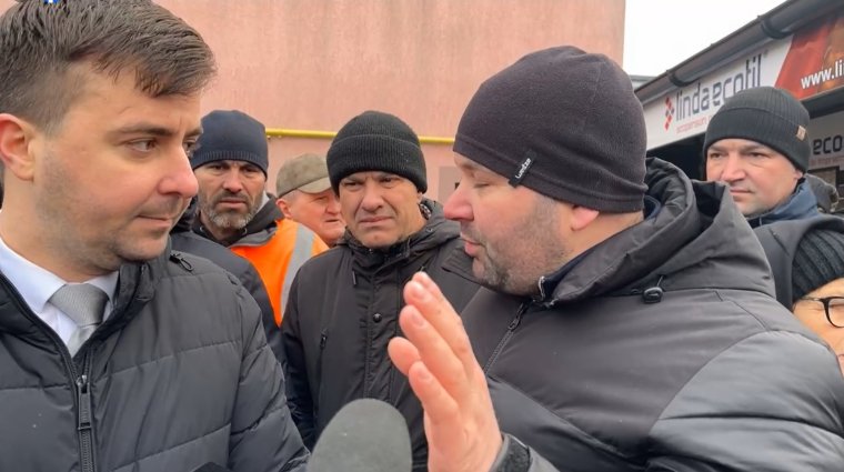 Tiltakozás a helyi adók emelése ellen: utcára vonultak az emberek az egyik városban, kifütyülték a polgármestert