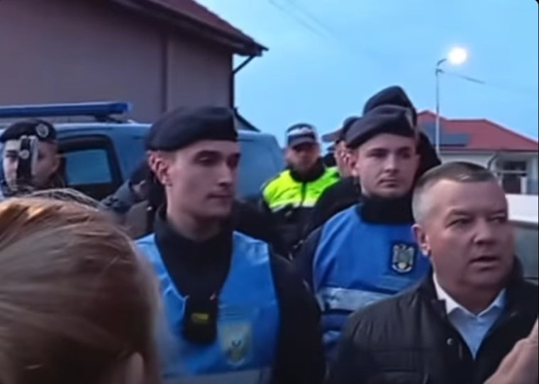 „Rakják ki a faluból és zárják be!”. A bánsági tinédzsergyilkosság elkövetője ellen tüntetnek a lakosok