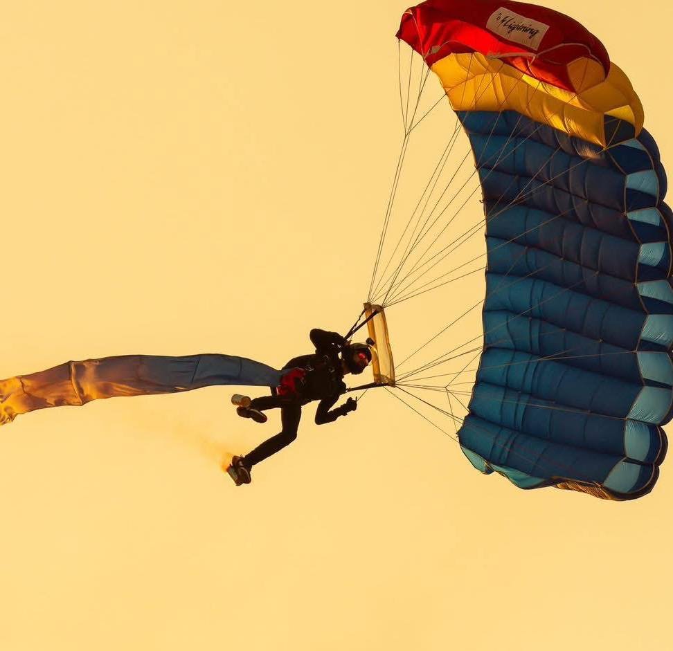 Az ejtőernyőzés 16 éves kortól kezdhető &bullet;  Fotó: Romániai Repülőklub Facebook-oldala