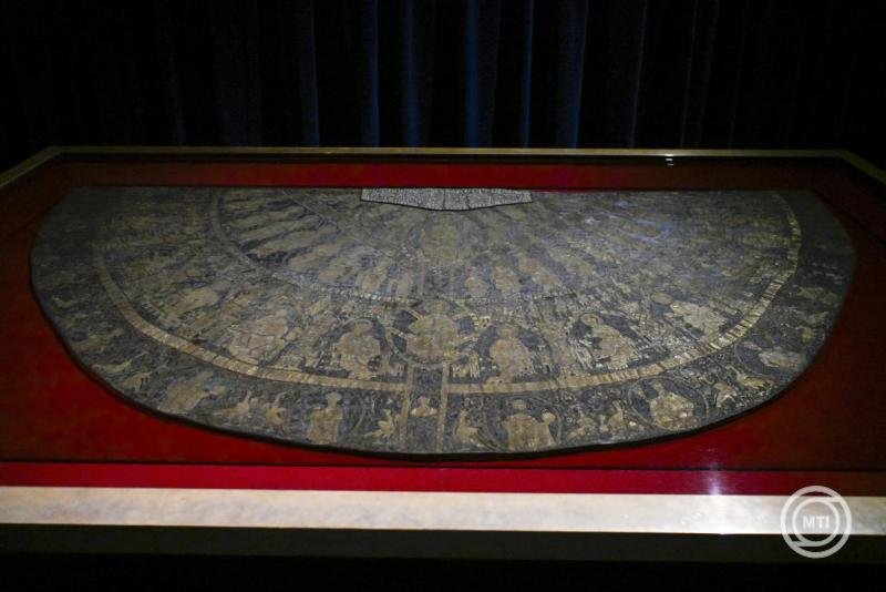 A magyar koronázási palást a Magyar Nemzeti Múzeumban