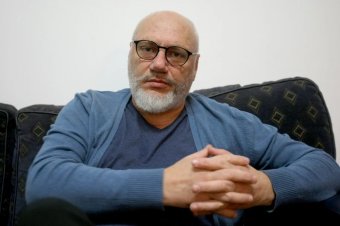 Csalás és szexuális bántalmazás miatt zajlik eljárás egy ismert pszichoterapeuta ellen