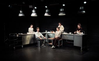 Döntések, utak, következmények: mit él át, aki külföldön gondoz? Közösségi beszélgetés is a Csíki Játékszín új előadása