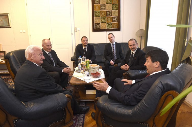 Áder János bocsánatot kért a tüntetők által megtámadott református egyházi vezetőktől