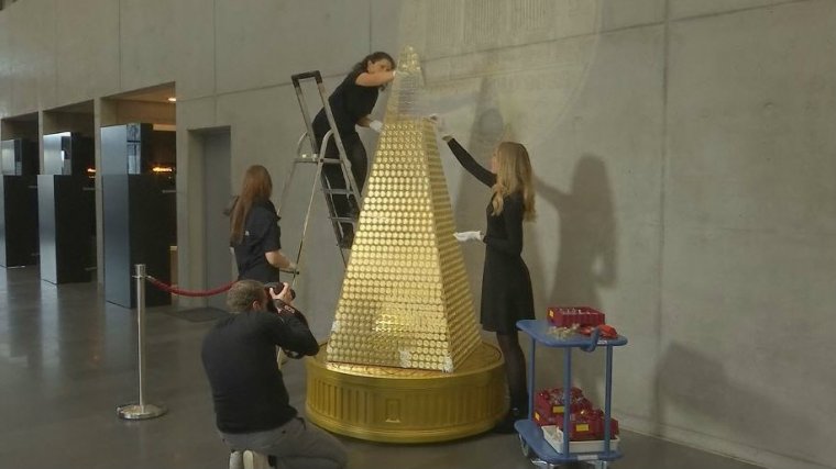 Münchenben felállították Európa legdrágább, 2,3 millió eurós karácsonyfáját