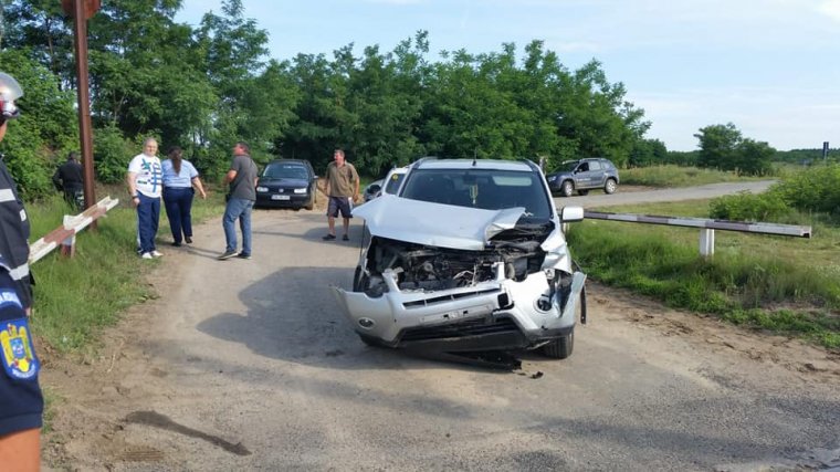 Szatmár: közel állt a sínekhez, elsodorta az autót a vonat