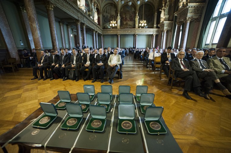 Négy erdélyi kutató, egyetemi tanár kapott Bolyai-plakettet és emléklapot a Magyar Tudományos Akadémiától