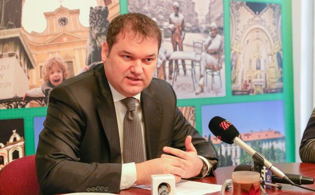 A nagyváradi zászlórongáló felelősségre vonását sürgeti, és toleranciára int az RMDSZ