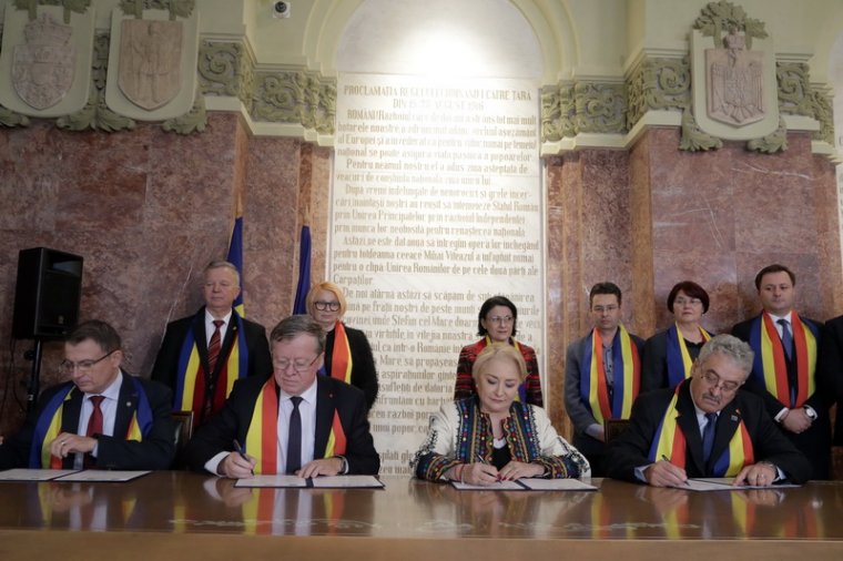 A kormány képviselői szerint van pénzügyi fedezet a tanügyi dolgozóknak tett ígéretekre