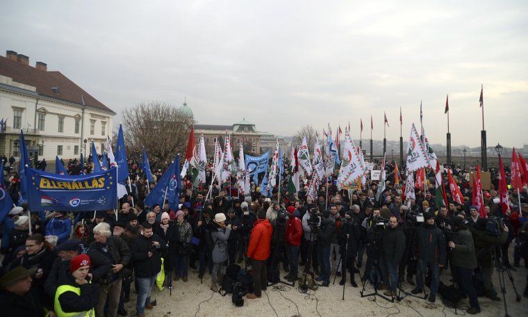 Közösen demonstráltak a magyarországi ellenzéki pártok az Orbán-kormány ellen Budapesten