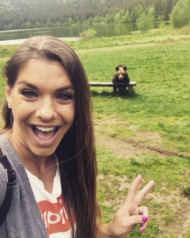 Fotózkodott volna a ragadozóval a magyarországi nő, óva intenek a hatóságok a Székelyföldön terjedő medveszelfizéstől