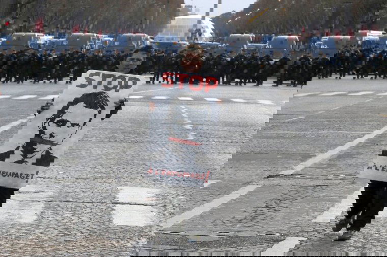 Macron konkrét intézkedéseket fog javasolni a sárgamellényesek tüntetéssorozata nyomán