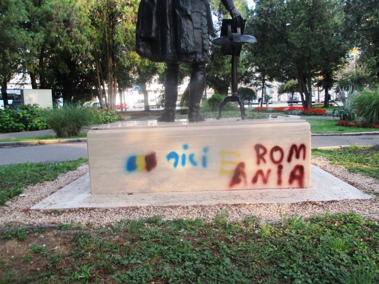 Meggyalázták Széchenyi István szobrát Szatmárnémetiben, a polgármester hatósági fellépést sürget