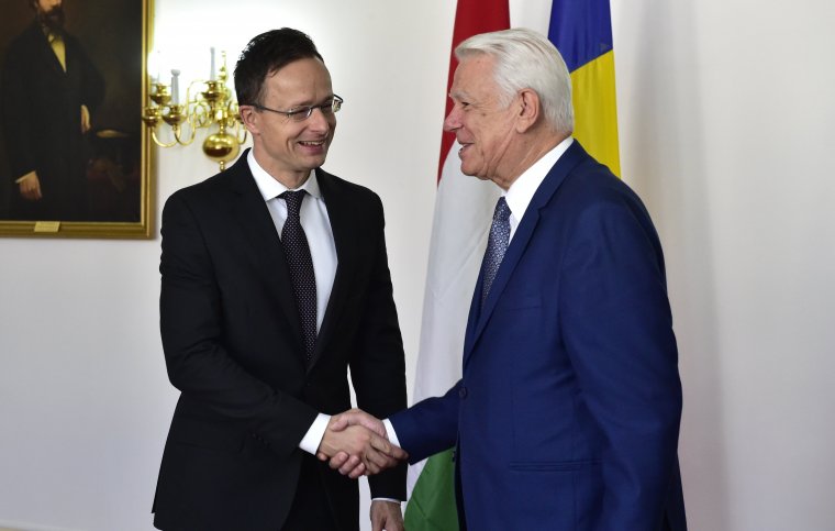 Az úzvölgyi katonai temetőről, az anyanyelv- és jelképhasználatról is tárgyalt Szijjártó és Meleșcanu
