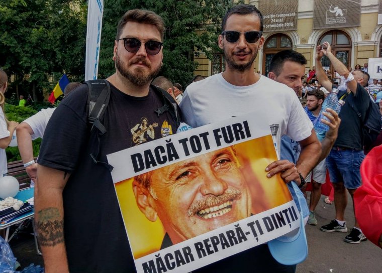 Vasárnap este is országszerte utcára vonultak a kormányellenes tüntetők