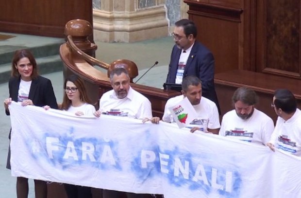Hamisnak találta a Büntetőügyesek nélküli közéletet kampány során gyűjtött aláírások több mint felét a parlament főtitkársága