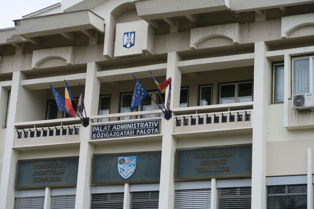 A homlokzat átalakításáig a Palat Adminstrativ/Közigazgatási Palota feliratot is eltávolítja az önkormányzat &bullet;  Fotó: Kovászna Megye Tanácsa