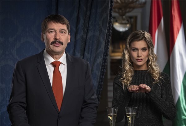 Áder János köztársasági elnök és Weisz Fanni jeltolmács, siket esélyegyenlőségi aktivista az államfő újévi köszöntőjének televíziós felvételén &bullet;  Fotó: MTI