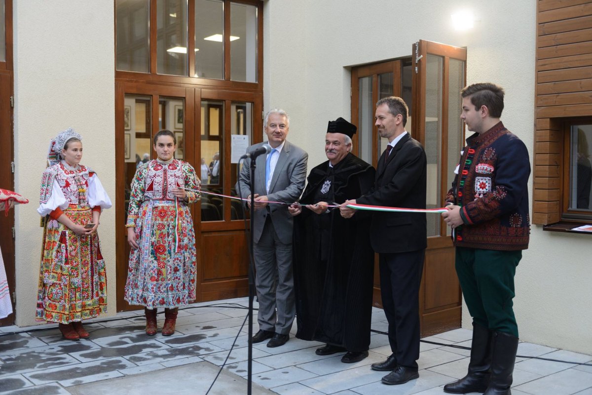 Semjén Zsolt kormányfőhelyettes (balra), Kató Béla püspök és Vörös Alpár iskolaigazgató felavatja a kibővített és felújított iskolaépületet &bullet;  Fotó: Kiss Gábor