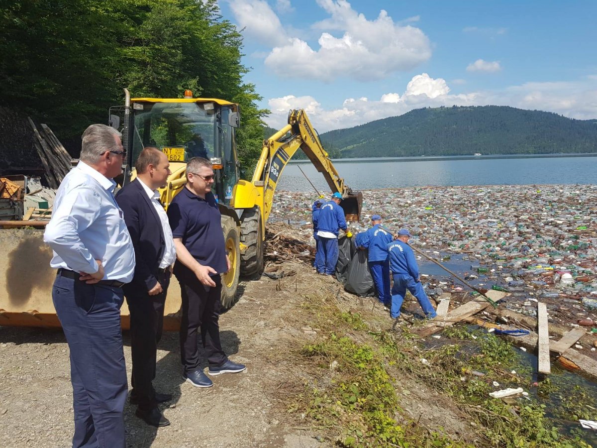 Gyűjtik a tonnaszám felgyűlt szemetet a Békási-tónál •  Fotó: Környezetvédelmi Felügyelőség
