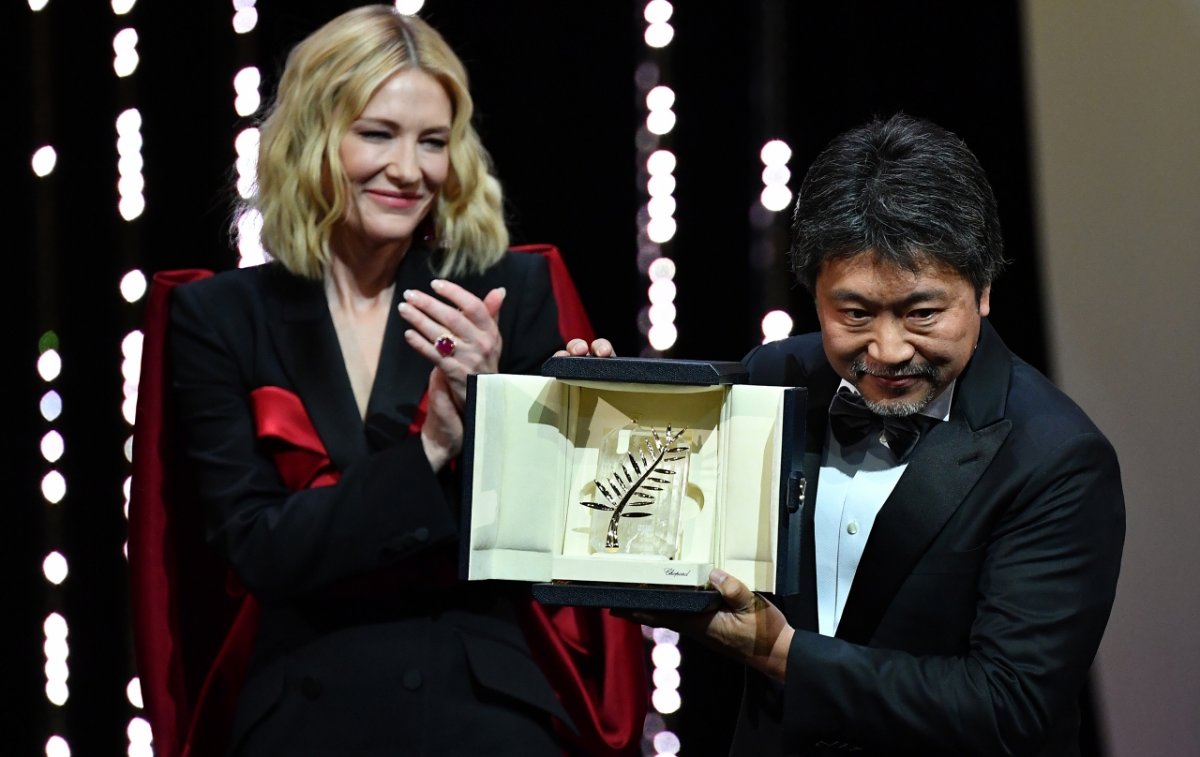 Kore-eda Hirokazu átveszi az Arany Pálmát Cate Blanchett zsűrielnöktől •  Fotó: Valery Hache/AFP