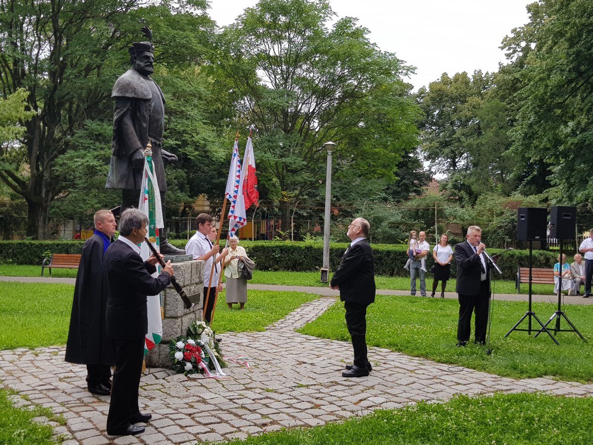 Berkesi Sándor karnagy tiszteleg Bocskai István nagyszalontai szobra előtt •  Fotó: Rostás Szabolcs