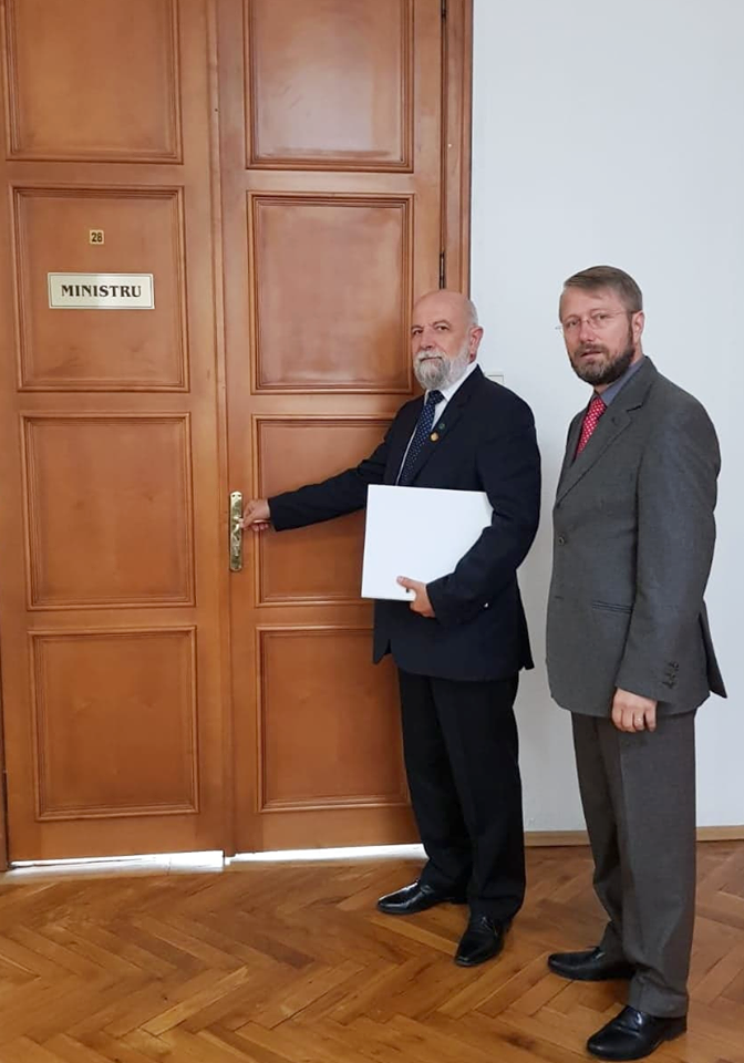 Burus-Siklódi Botond, a Romániai Magyar Pedagógusok Szövetségének elnöke és Szabó Ödön parlamenti képviselő kopogtat a tanügyminiszter irodájának ajtaján •  Fotó: RMPSZ